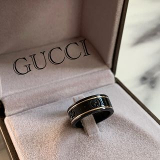 グッチ(Gucci)の（アイコン）シンバンドホワイトゴールド／ブラックコランダム(リング(指輪))