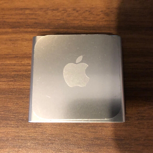 Apple(アップル)のApple iPod nano 第6世代 8GB（ケーブル付き） スマホ/家電/カメラのオーディオ機器(ポータブルプレーヤー)の商品写真