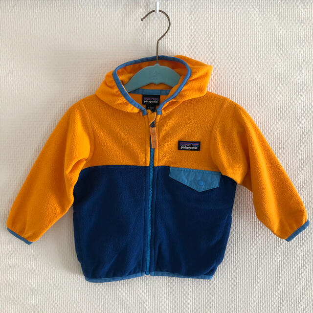 patagonia(パタゴニア)のパタゴニア　フリースパーカー キッズ/ベビー/マタニティのベビー服(~85cm)(カーディガン/ボレロ)の商品写真