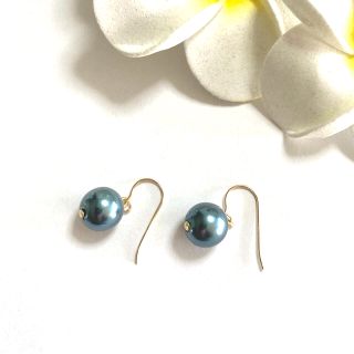 ハンドメイド　ヘマタイトゆれるピアス(ピアス)