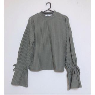 マウジー(moussy)のmoussy リボンスリーブリブトップス(ニット/セーター)