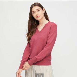 ユニクロ(UNIQLO)のUNIQLO ユニクロ カシミヤ Vネックニット ピンク(ニット/セーター)