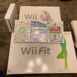 ニンテンドウ(任天堂)のWii + Wii fit + ソフトセット(リモコン2個有)(家庭用ゲーム機本体)