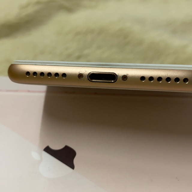 Apple(アップル)のiPhone8 64GB ゴールド　SIMフリー スマホ/家電/カメラのスマートフォン/携帯電話(スマートフォン本体)の商品写真