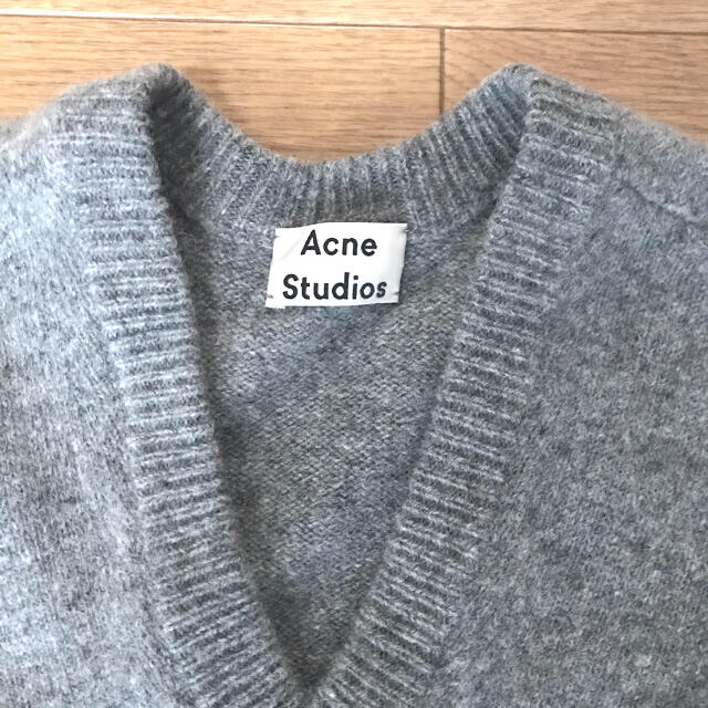 ACNE(アクネ)のACNE studious グレーVネックニット レディースのトップス(ニット/セーター)の商品写真