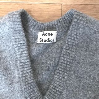 アクネ(ACNE)のACNE studious グレーVネックニット(ニット/セーター)