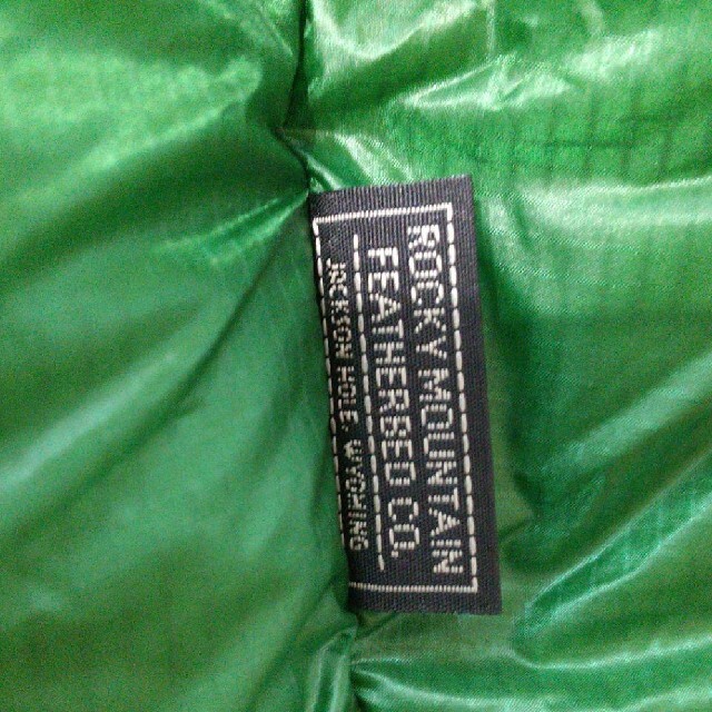 Rocky Mountain Featherbed(ロッキーマウンテンフェザーベッド)のロッキーマウンテン ダウンジャケット 38 緑 メンズのジャケット/アウター(ダウンジャケット)の商品写真