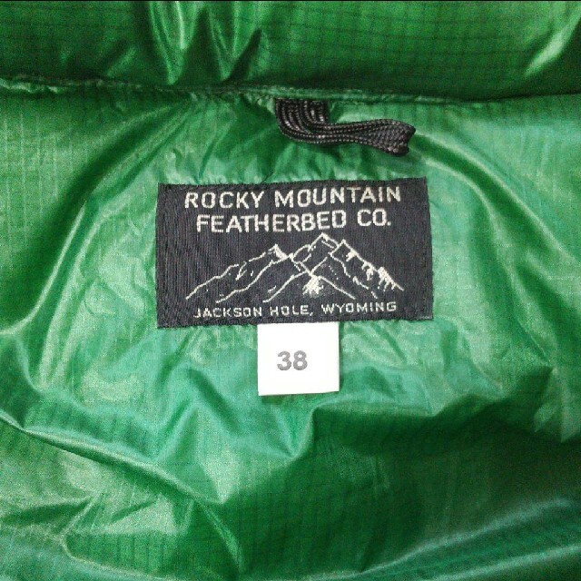 Rocky Mountain Featherbed(ロッキーマウンテンフェザーベッド)のロッキーマウンテン ダウンジャケット 38 緑 メンズのジャケット/アウター(ダウンジャケット)の商品写真