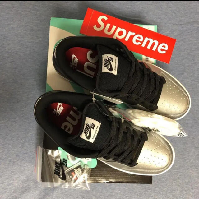 Supreme(シュプリーム)のSupreme®/Nike® SB Dunk Low メンズの靴/シューズ(スニーカー)の商品写真