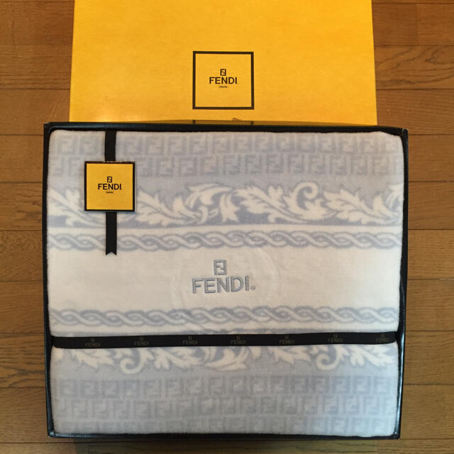 FENDI(フェンディ)の値下げしました！新品❣️FENDI フェンディ 綿毛布 140×200 インテリア/住まい/日用品の寝具(毛布)の商品写真