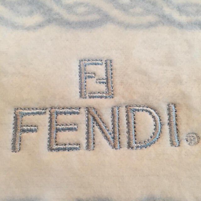 FENDI(フェンディ)の値下げしました！新品❣️FENDI フェンディ 綿毛布 140×200 インテリア/住まい/日用品の寝具(毛布)の商品写真