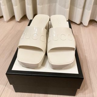 グッチ(Gucci)の【新作】限定ラバー ウィメンズ スライドサンダル(サンダル)