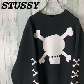 ステューシー(STUSSY)の【バックロゴ⭐︎】 ステューシー スカル 袖ロゴ デカロゴ スウェット 黒白(スウェット)