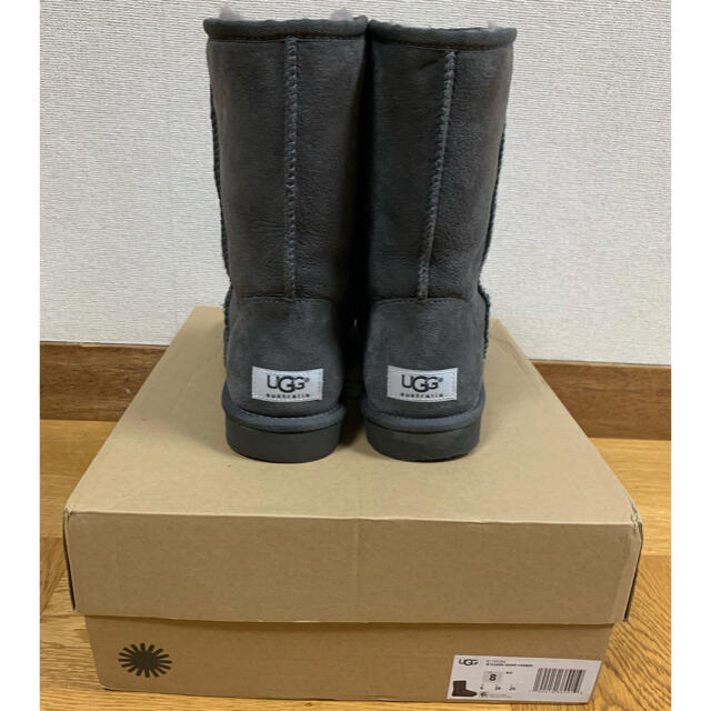 UGG(アグ)の【美品】最終お値下げ‼︎ UGG クラシックショートグレーUS8 25.0cm レディースの靴/シューズ(ブーツ)の商品写真