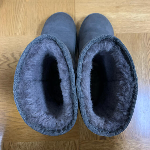 UGG(アグ)の【美品】最終お値下げ‼︎ UGG クラシックショートグレーUS8 25.0cm レディースの靴/シューズ(ブーツ)の商品写真