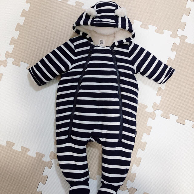 babyGAP(ベビーギャップ)のGAP Baby ネイビーホワイトボーダー　モコモコロンパース キッズ/ベビー/マタニティのベビー服(~85cm)(ロンパース)の商品写真