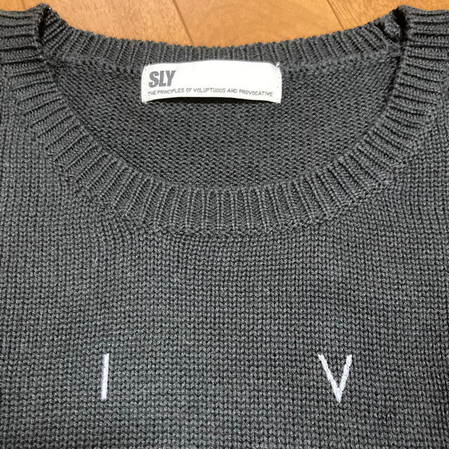 SLY(スライ)のお値下げ　SLY アルファベット　ダメージ  ニット　セーター レディースのトップス(ニット/セーター)の商品写真