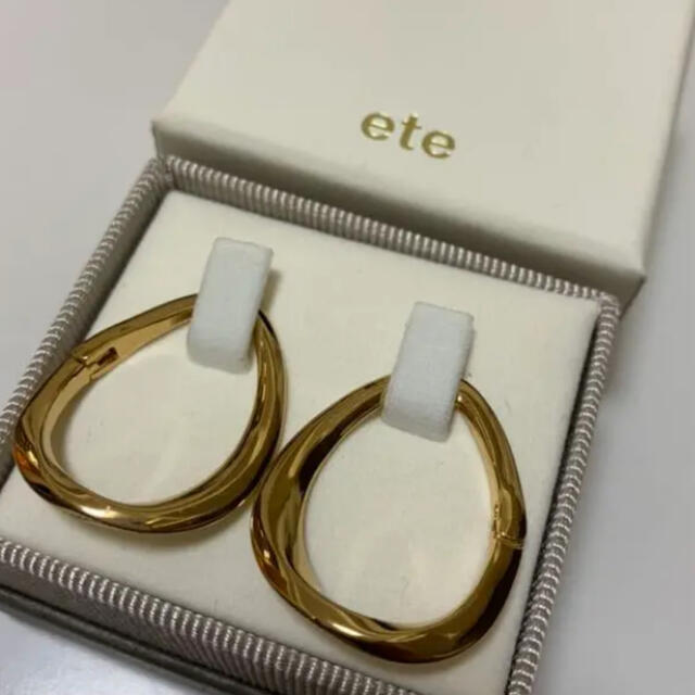 ete(エテ)のete  ハグイヤリング レディースのアクセサリー(イヤリング)の商品写真