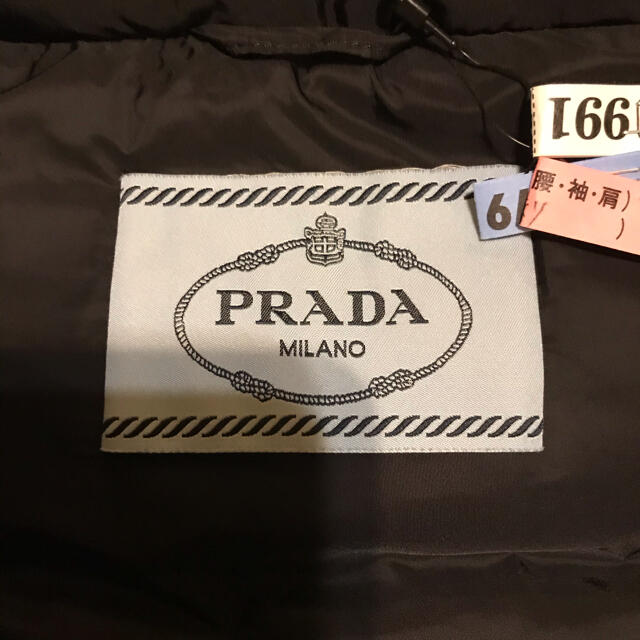 PRADA(プラダ)の【6時間限定値下げ】クリーニング済！プラダ万能ダウンコート　ブラック レディースのジャケット/アウター(ダウンコート)の商品写真