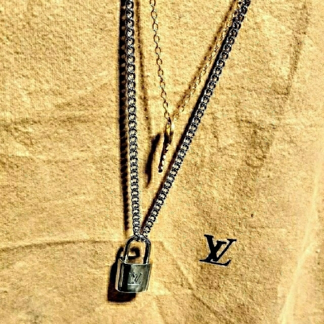 LOUIS VUITTON(ルイヴィトン)のルイヴィトン シルバー カデナ南京錠、鍵付き！ メンズのアクセサリー(ネックレス)の商品写真