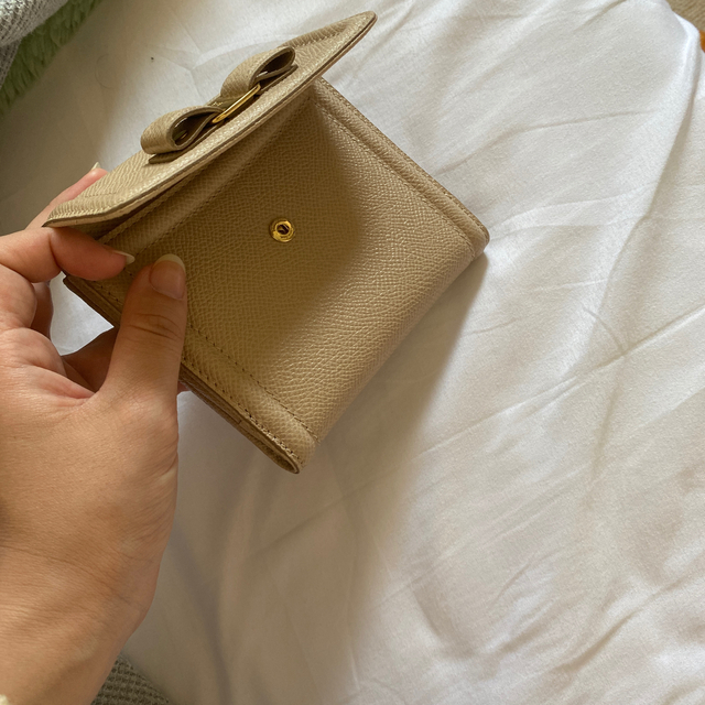 Ferragamo(フェラガモ)の FERRAGAMO VARA FLAP WALLET レディースのファッション小物(財布)の商品写真