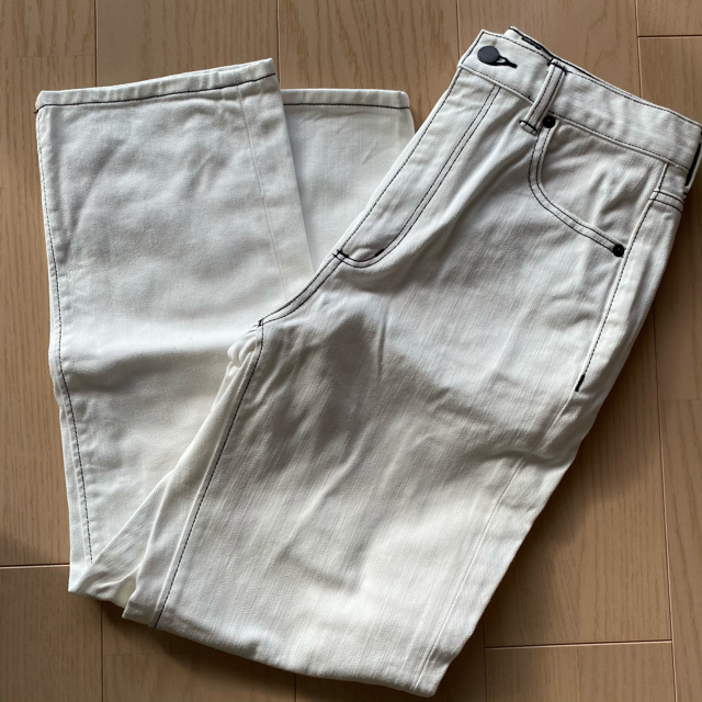 GU(ジーユー)のハイウエストストレートジーンズ　ホワイト　GU レディースのパンツ(デニム/ジーンズ)の商品写真