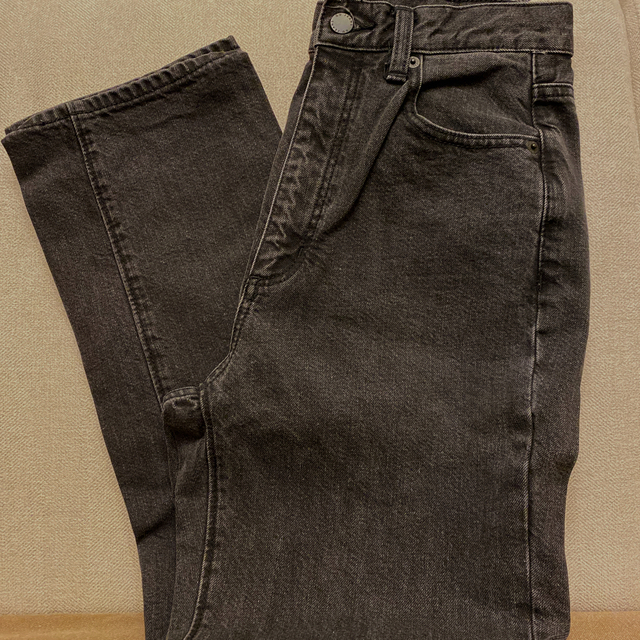GU(ジーユー)のハイウエストストレートジーンズ　ブラック　GU レディースのパンツ(デニム/ジーンズ)の商品写真