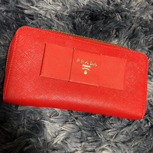 PRADA(プラダ)のプラダ　赤　長財布 レディースのファッション小物(財布)の商品写真