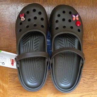 クロックス(crocs)の新品！ビジッツ付クロックスサンダル(サンダル)