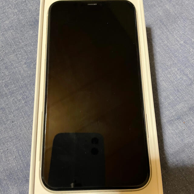 Apple(アップル)のiPhone11 64GB ホワイト au スマホ/家電/カメラのスマートフォン/携帯電話(スマートフォン本体)の商品写真