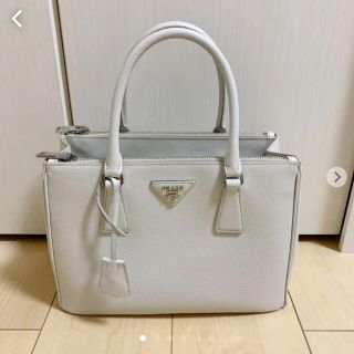 グレイ系【 新品 】PRADA サフィアーノ ハンドバッグ 白 ハンドバッグ ポッキリ価格セール PRADA サフィアーノ ハンドバッグ 白 ハンドバッグ