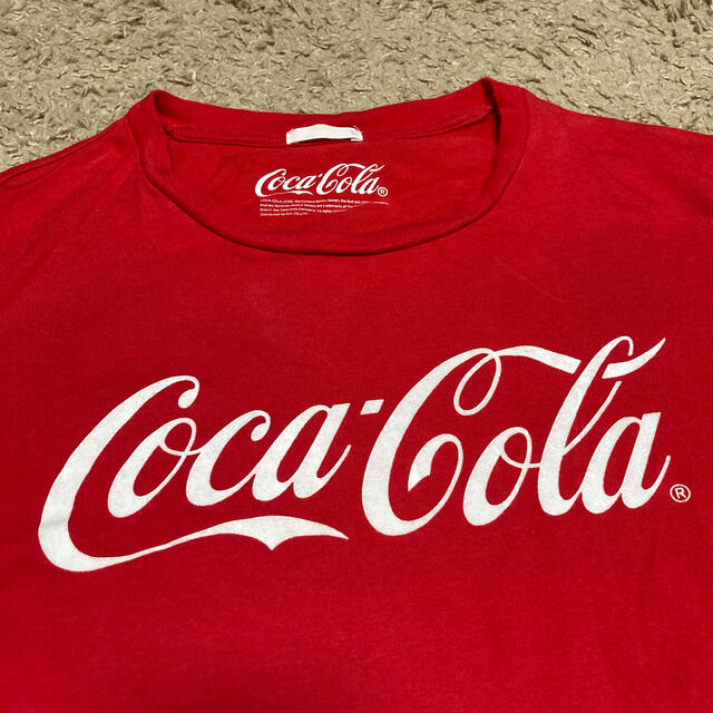 GU(ジーユー)のコカコーラ  レッド　Tシャツ　メンズ メンズのトップス(Tシャツ/カットソー(半袖/袖なし))の商品写真