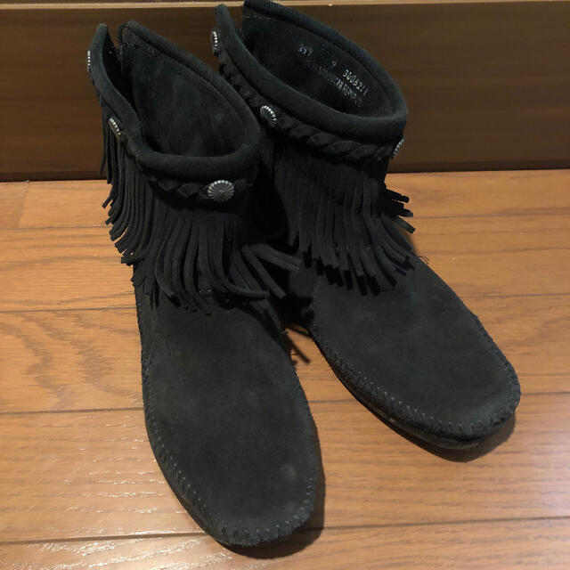 Minnetonka(ミネトンカ)のミネトンカ　フリンジブーツ　黒　サイズ９ レディースの靴/シューズ(ブーツ)の商品写真