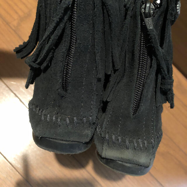 Minnetonka(ミネトンカ)のミネトンカ　フリンジブーツ　黒　サイズ９ レディースの靴/シューズ(ブーツ)の商品写真