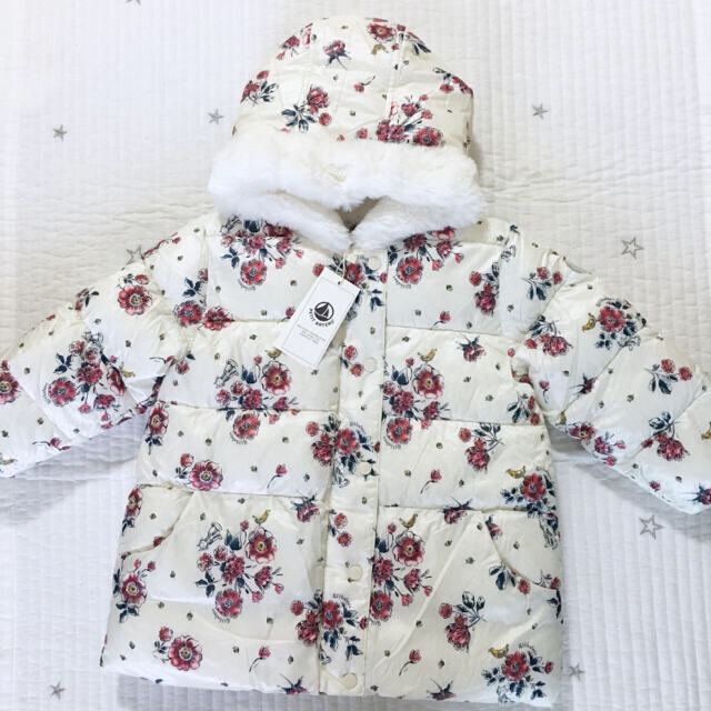 PETIT BATEAU(プチバトー)の＊ご専用＊新品未使用  プチバトー  中綿入り プリント  ジャケット  36m キッズ/ベビー/マタニティのキッズ服女の子用(90cm~)(ジャケット/上着)の商品写真