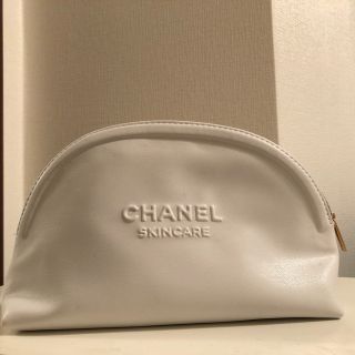 シャネル(CHANEL)の【美品】【ほぼ未使用】【CHANEL】シャネル　コスメポーチ(白・半月型)(ポーチ)