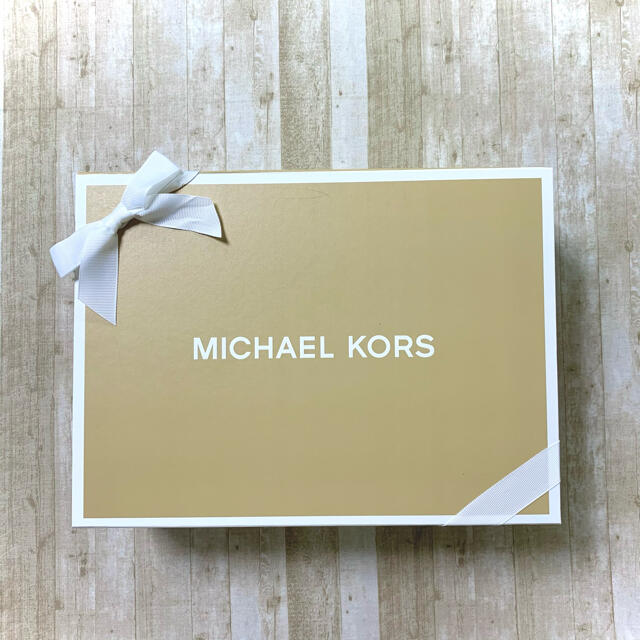 Michael Kors(マイケルコース)の新品未使用 マイケルコース  ギフトボックス バッグ用 ミディアムサイズ レディースのバッグ(ショップ袋)の商品写真