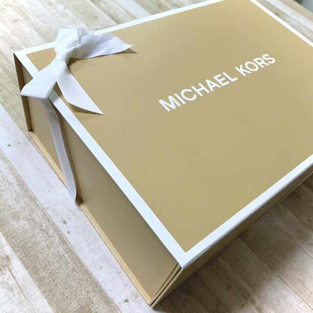 Michael Kors(マイケルコース)の新品未使用 マイケルコース  ギフトボックス バッグ用 ミディアムサイズ レディースのバッグ(ショップ袋)の商品写真
