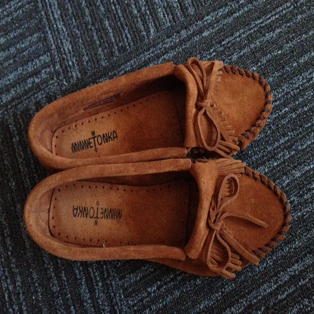 Minnetonka(ミネトンカ)のミネトンカ モカシン(ブラウン) レディースの靴/シューズ(ローファー/革靴)の商品写真