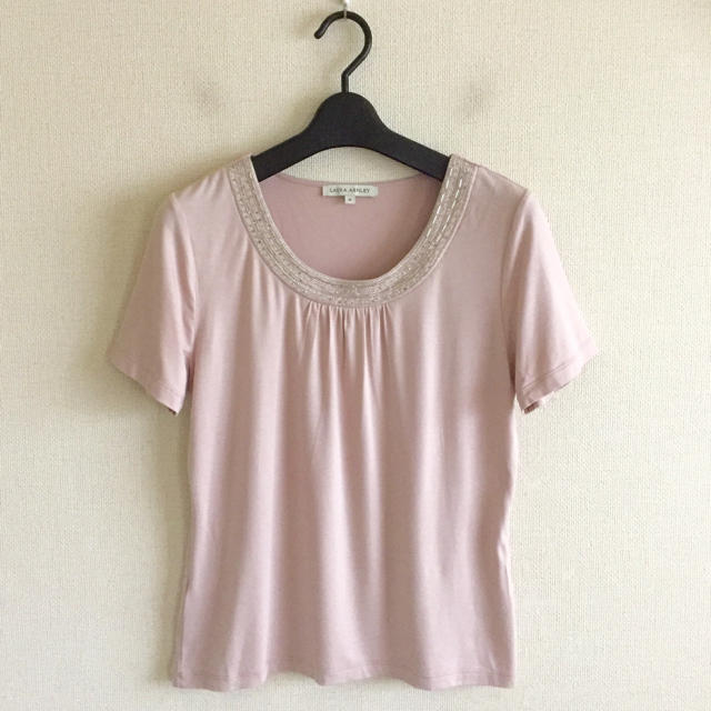 LAURA ASHLEY(ローラアシュレイ)のローラアシュレイ♡ビジューとろみTシャツ レディースのトップス(カットソー(半袖/袖なし))の商品写真