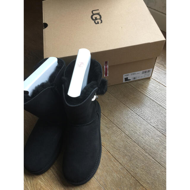 新品未使用未着用アグー黒ムートンブーツ22cm ugg