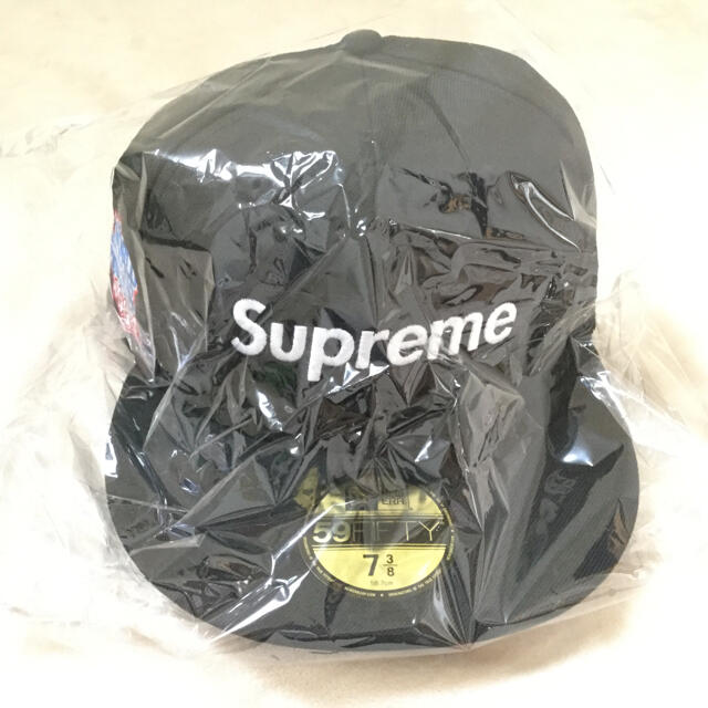 Supreme(シュプリーム)の【未使用】7 3/8 NEW ERA World Famous Box Logo メンズの帽子(キャップ)の商品写真