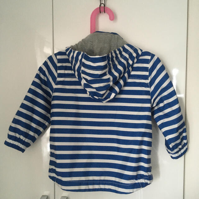 babyGAP(ベビーギャップ)のウインドブレーカー　90 キッズ/ベビー/マタニティのキッズ服男の子用(90cm~)(ジャケット/上着)の商品写真