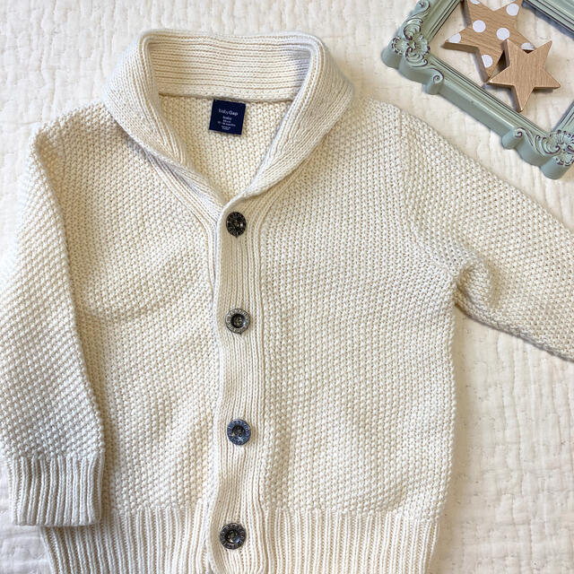 babyGAP(ベビーギャップ)のbabyGap 白 ニットカーディガン 80 キッズ/ベビー/マタニティのベビー服(~85cm)(カーディガン/ボレロ)の商品写真