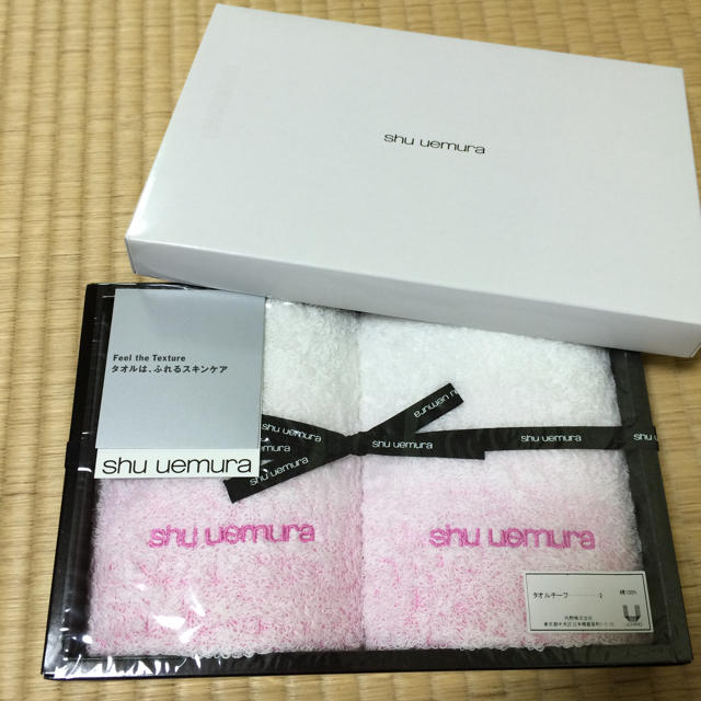 shu uemura(シュウウエムラ)の新品箱付☆shuuemuraタオルチーフ インテリア/住まい/日用品の日用品/生活雑貨/旅行(タオル/バス用品)の商品写真