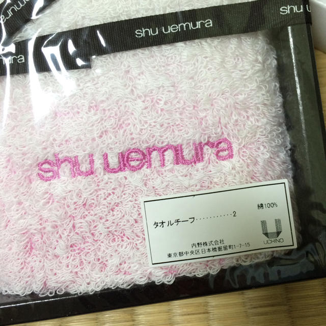 shu uemura(シュウウエムラ)の新品箱付☆shuuemuraタオルチーフ インテリア/住まい/日用品の日用品/生活雑貨/旅行(タオル/バス用品)の商品写真