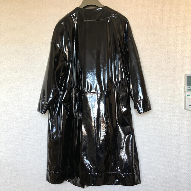 miumiu(ミュウミュウ)のmiumiu(ミュウミュウ)のエナメルコート レディースのジャケット/アウター(ロングコート)の商品写真