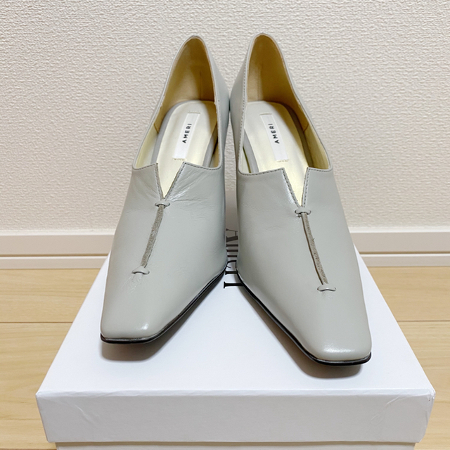 Ameri VINTAGE(アメリヴィンテージ)の【新品・未使用】LADY CUT PUMPS ライトグレー レディースの靴/シューズ(ハイヒール/パンプス)の商品写真