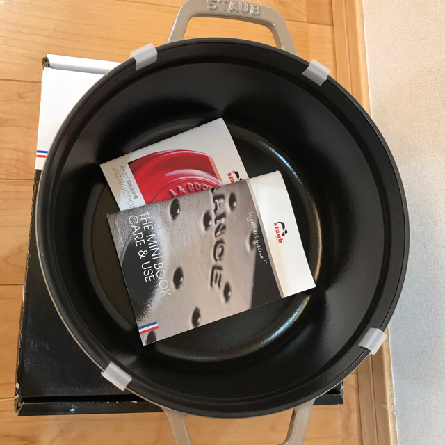 わないでい STAUB 24cm 新品未使用品の通販 by ゆとりん's shop｜ストウブならラクマ - STAUB リネン なので