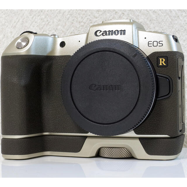 Canon(キヤノン)のCanon EOS RP ゴールド　グリップ（EGーE1）予備バッテリー付き スマホ/家電/カメラのカメラ(ミラーレス一眼)の商品写真